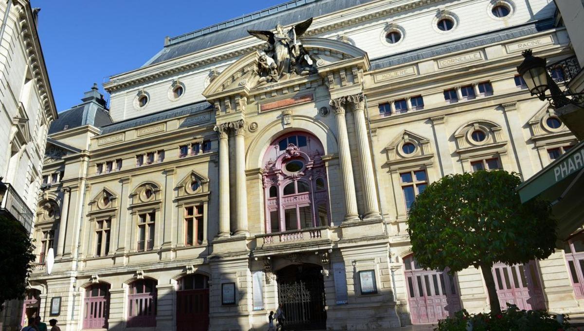 Cygne Jaune - Opera / Cathedrale Tours Exterior foto